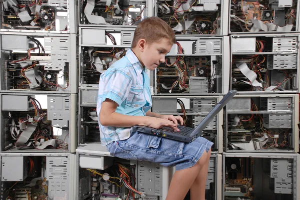 Το αγόρι που παίζει με laptop — Φωτογραφία Αρχείου