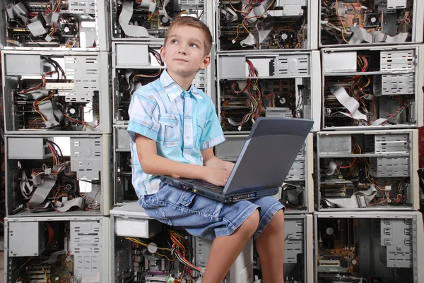 Το αγόρι που παίζει με laptop — Φωτογραφία Αρχείου