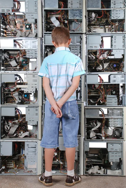 Chico se enfrenta a una pared de la vieja caja de la computadora —  Fotos de Stock