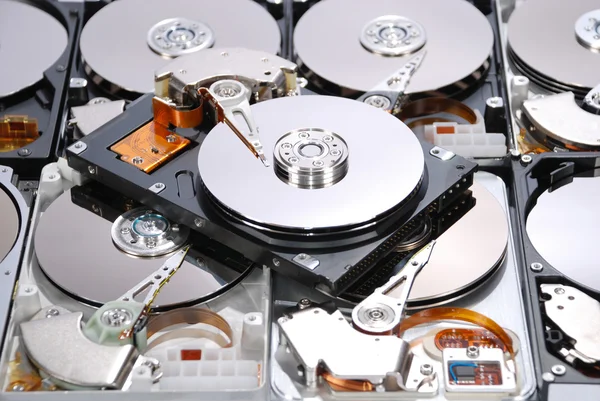 Много открытых жестких дисков — стоковое фото