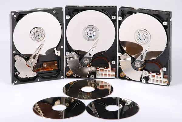 Много открытых жестких дисков. Отражаются в дисках . — стоковое фото