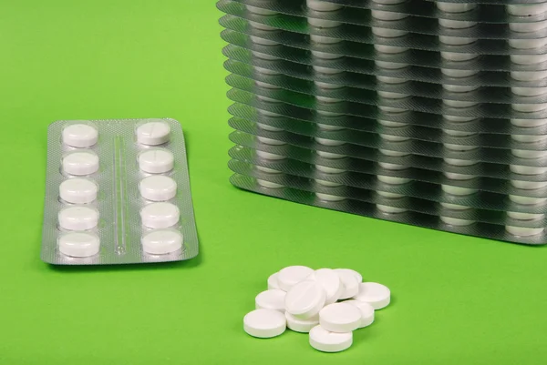 Un montón de comprimidos blancos en el embalaje —  Fotos de Stock
