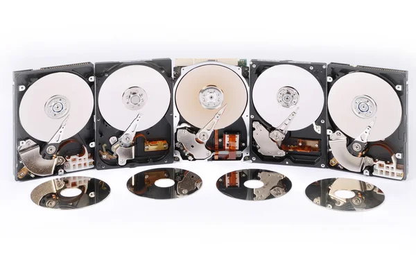 Πολλά ανοικτά σκληρούς δίσκους. αντικατοπτρίζονται σε δίσκους. — Φωτογραφία Αρχείου