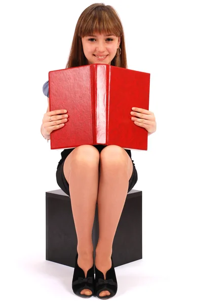 Flicka håller den öppen bok — Stockfoto
