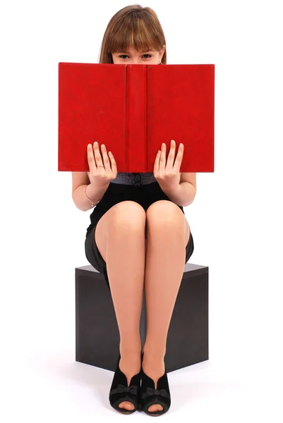 Menina tem escondido para o livro aberto — Fotografia de Stock
