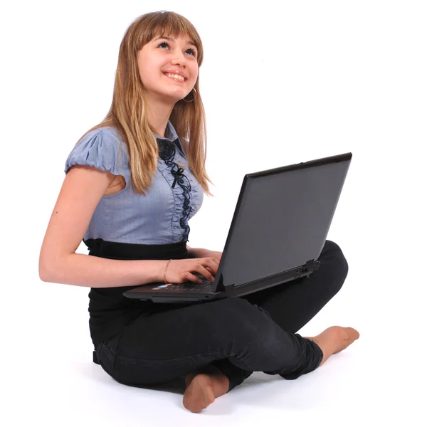 La chica sostiene portátil pensativamente mira hacia arriba — Foto de Stock