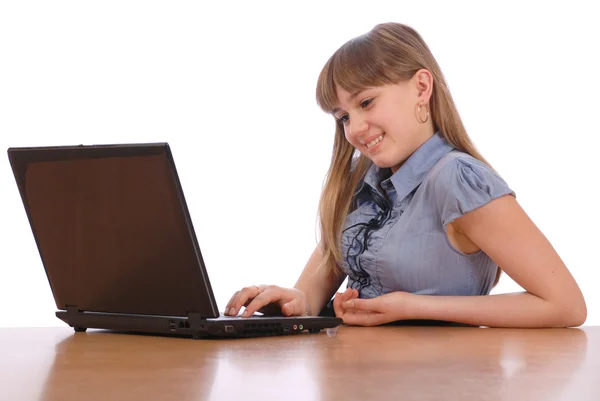 Het meisje werkt voor laptop — Stockfoto