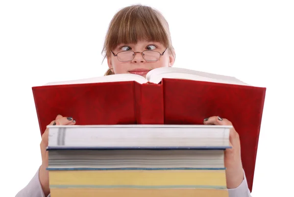 Девушка читает красную книгу. Косоглазие — стоковое фото