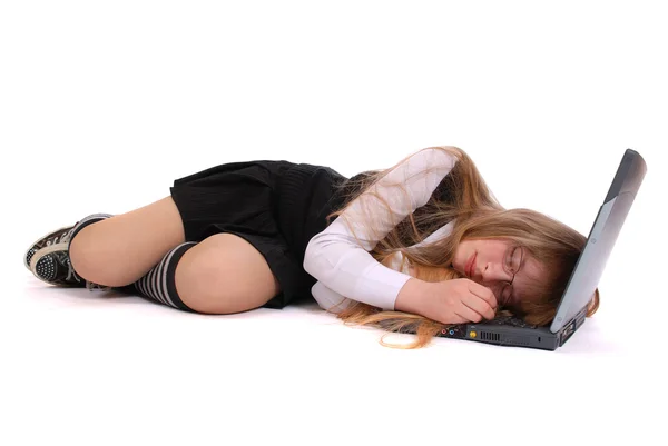 A menina dorme tendo posto uma cabeça no computador portátil — Fotografia de Stock