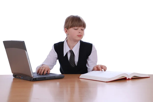 A menina trabalha para laptop — Fotografia de Stock