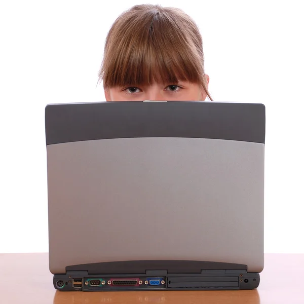 Dziewczyna jest ukryty na laptopa — Zdjęcie stockowe