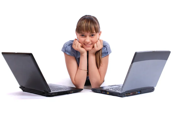 Das Mädchen in der Nähe von zwei Laptops — Stockfoto