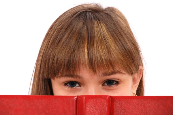 Dziewczyna ma ukryte na otwartej księdze — Zdjęcie stockowe