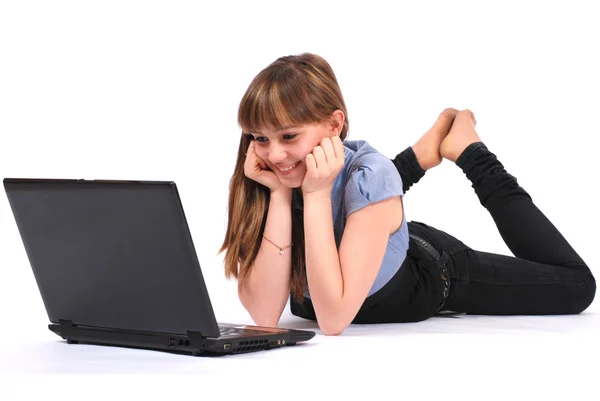 A lány úgy néz ki, a laptop — Stock Fotó