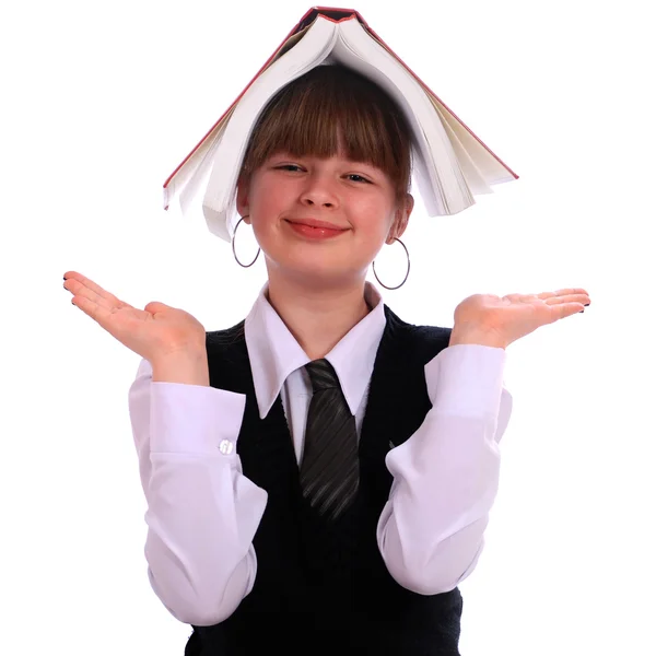Meisje houdt de open boek op een hoofd — Stockfoto