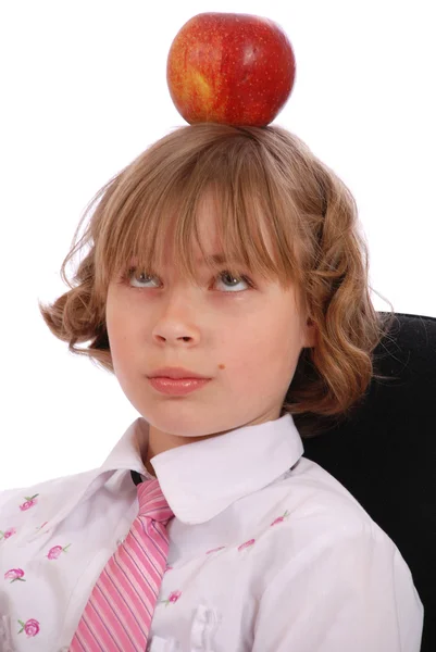 Flickan har lagt ett äpple på en huvud — Stockfoto