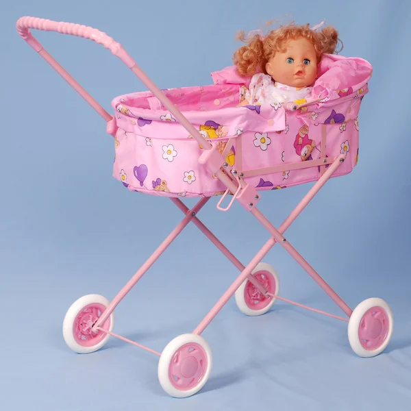 Mainan buggy bayi di latar belakang biru . — Stok Foto