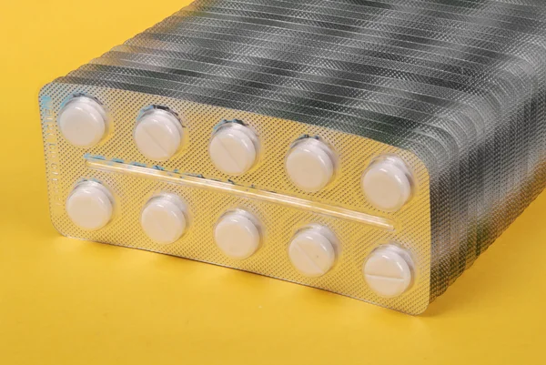 Mnóstwo białych tabletek w opakowaniu — Zdjęcie stockowe