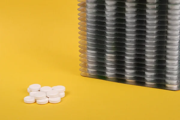 Masser af hvide tabletter i pakningen - Stock-foto