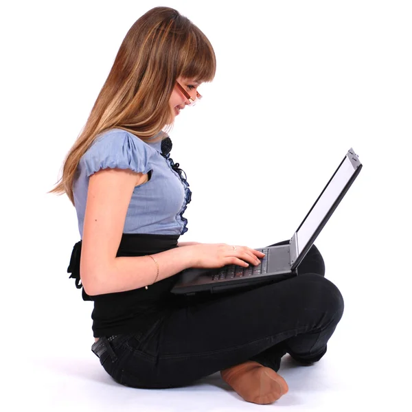 Het meisje in glazen houdt laptop — Stockfoto
