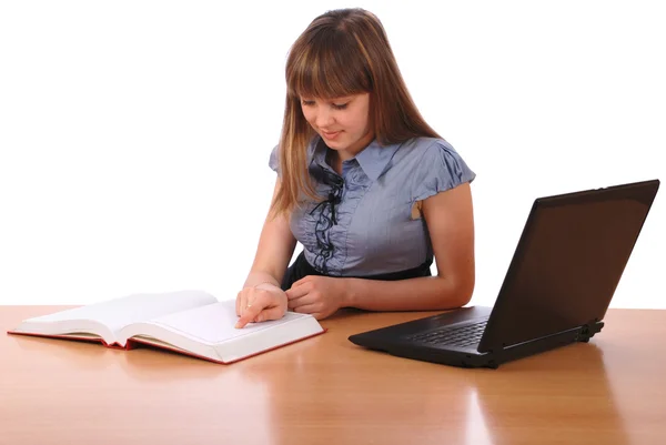Meisje leest het boek gespikkelde legt laptop — Stockfoto