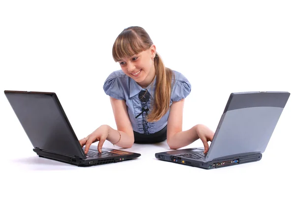 Девушка рядом с двумя ноутбуками — стоковое фото