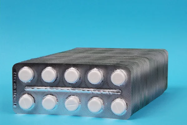 Viele weiße Tabletten in der Verpackung — Stockfoto
