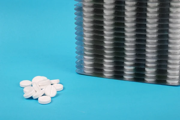 Viele weiße Tabletten in der Verpackung — Stockfoto