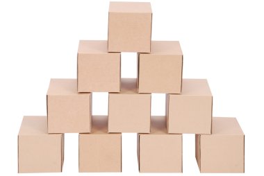 beyaz zemin üzerine kutularından karton boxes.pyramid