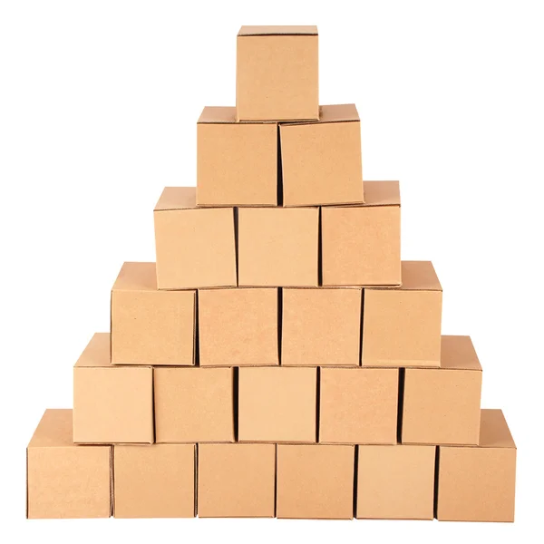 Beyaz Zemin Üzerine Kutularından Karton Boxes Pyramid — Stok fotoğraf