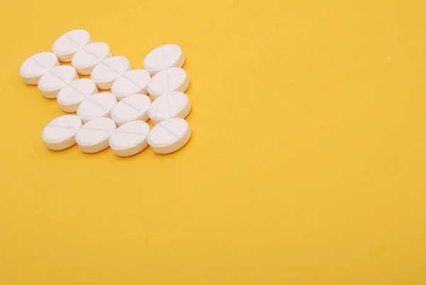 Pfeil Der Pillen Auf Gelbem Hintergrund — Stockfoto