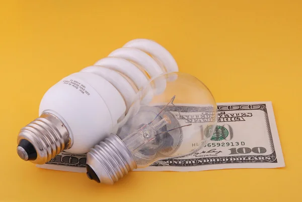 Verlichte Elektrische Lamp Honderd Dollar Gele Achtergrond — Stockfoto