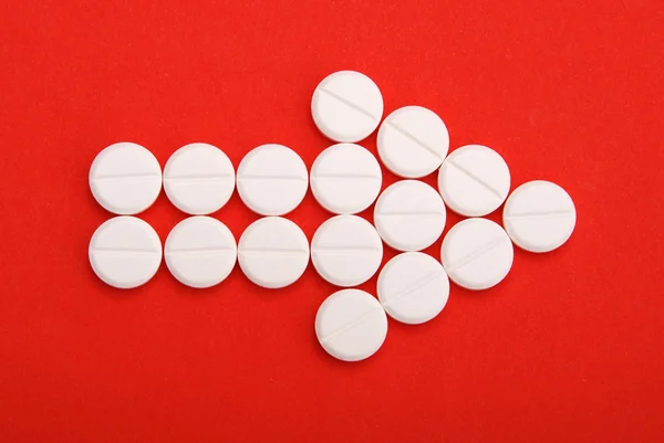 Pfeil Der Pillen Auf Rotem Hintergrund — Stockfoto