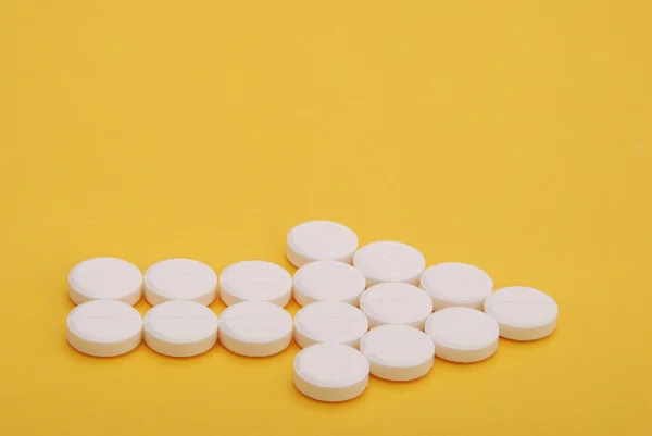 Pfeil Der Pillen Auf Gelbem Hintergrund — Stockfoto