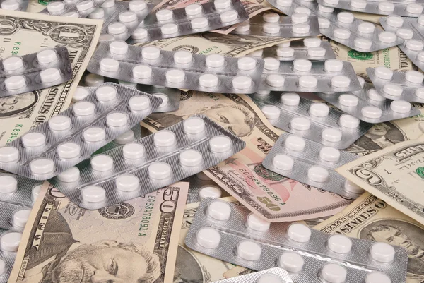 Los dólares se acuesta sobre el fondo de las pastillas — Foto de Stock