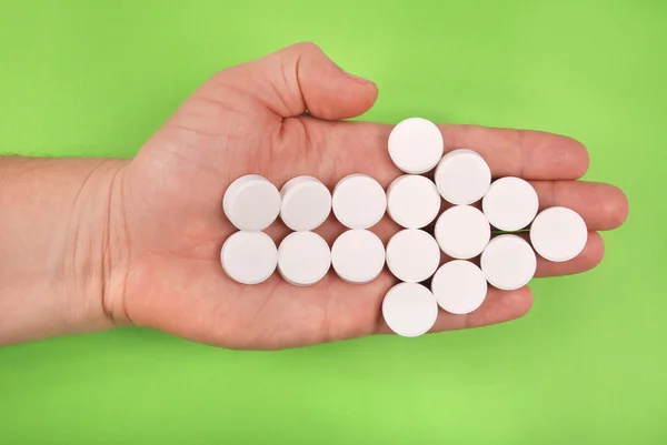 Der Pfeil wird aus weißen Tabletten kombiniert — Stockfoto