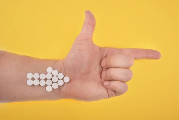 Der Pfeil wird aus weißen Tabletten kombiniert — Stockfoto