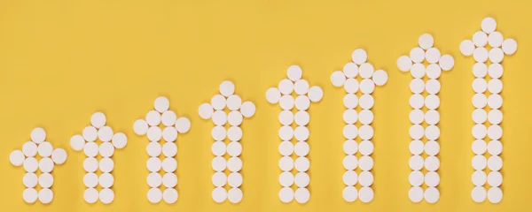 Pfeile Aus Tabletten Kombiniert Pfeile Als Zeitplan Auf Gelbem Hintergrund — Stockfoto