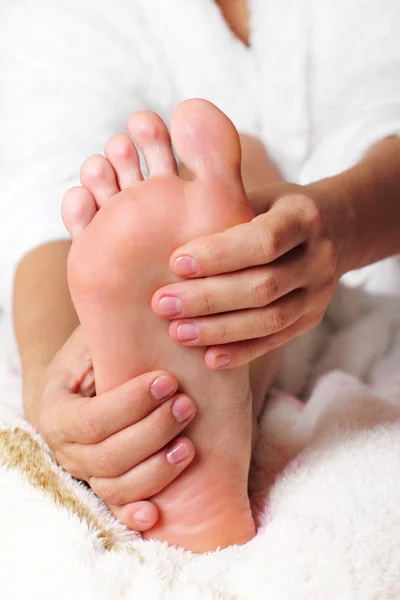 Donna massaggiare i suoi piedi Foto Stock Royalty Free