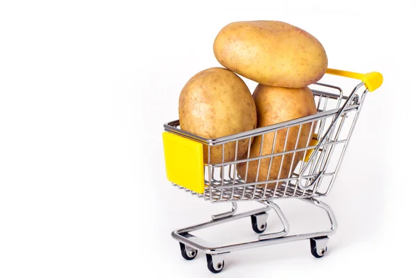 Kundvagn med potatis — Stockfoto