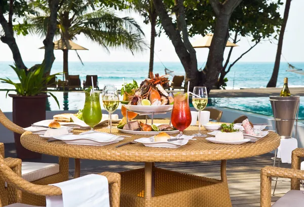 Pranzo sulla costa oceano — Foto Stock