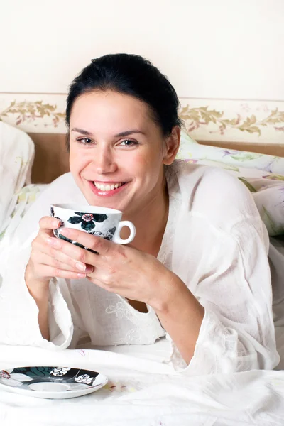 Eine junge Frau mit einer Tasse Kaffee — Stockfoto