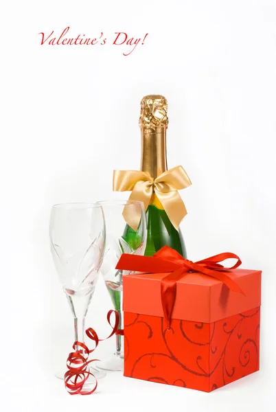 Подарок Коробке Шампанское Очки Белом Фоне — стоковое фото