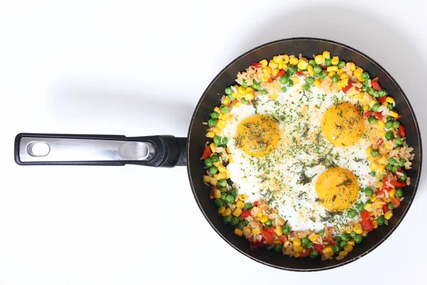 鸡蛋和蔬菜在平底锅上白色隔离 — 图库照片