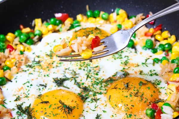 Stekta ägg med grönsaker — Stockfoto