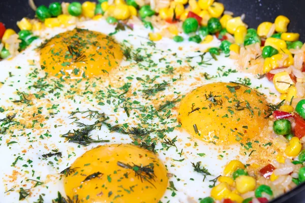Stekte Egg Med Grønnsaker Nærmelk – stockfoto