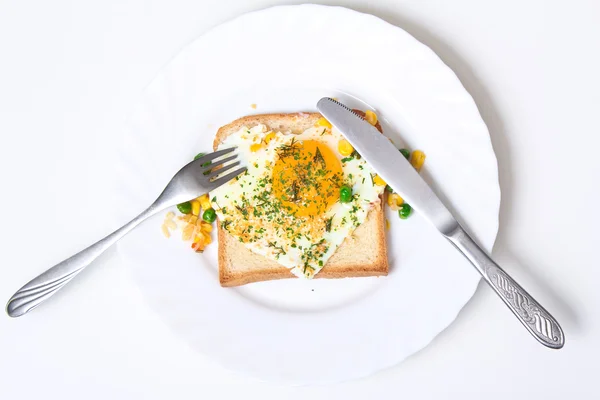 Kızarmış Tost Ekmeği Beyaz Tabakta Yumurta Ilk Görünümü — Stok fotoğraf
