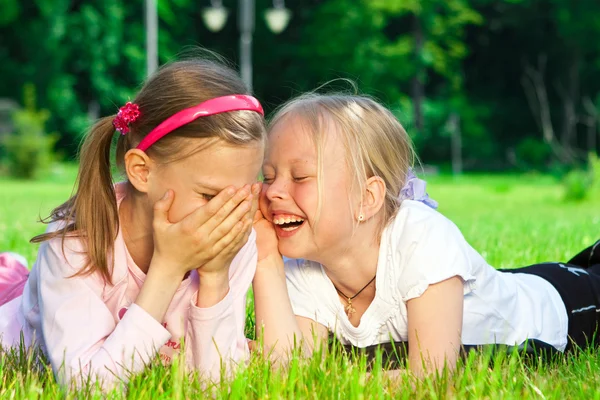 Две Милые Девушки Смеются Над Зеленой Травой — стоковое фото