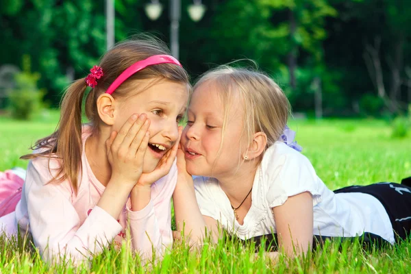 Zwei Hübsche Junge Mädchen Teilen Gemeinsam Ein Geheimnis — Stockfoto