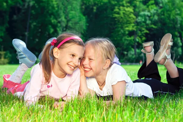 Dwa Słodkie Dziewczyny Śmiejąc Się Zielonej Trawie — Zdjęcie stockowe